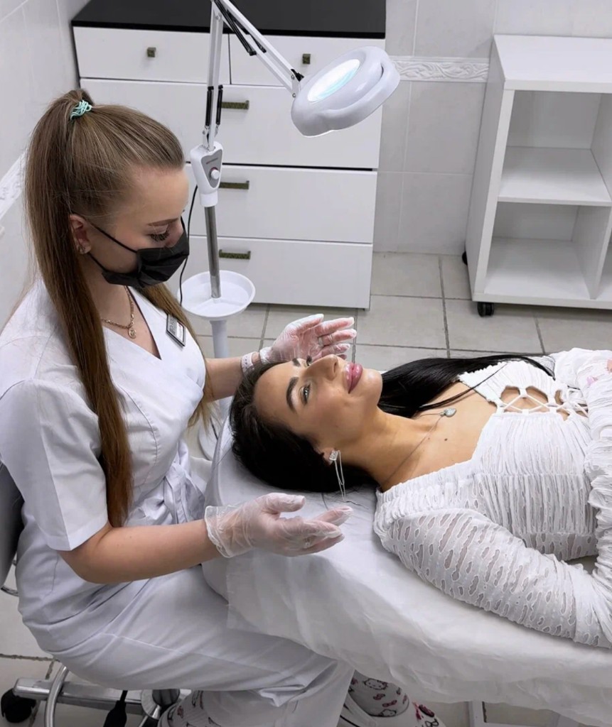 Консультация и процедура в кабинете косметологии Dr. Volos